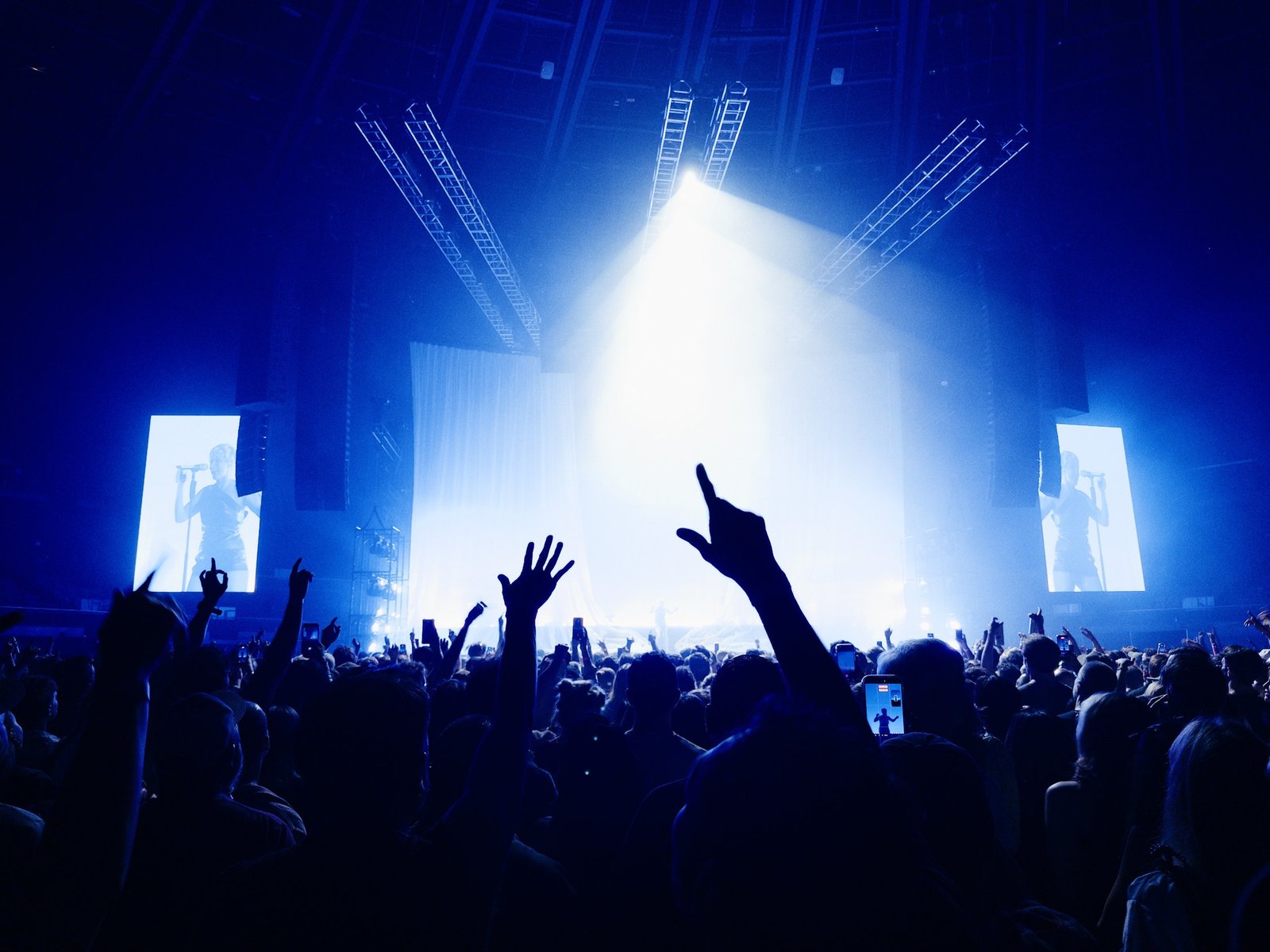 kia-forum-concert-crowd-blue-stage-lights-inglewood-2026